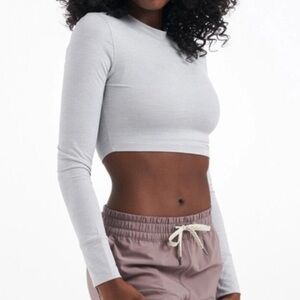 Vuori Light Gray Long Sleeve Crop Top